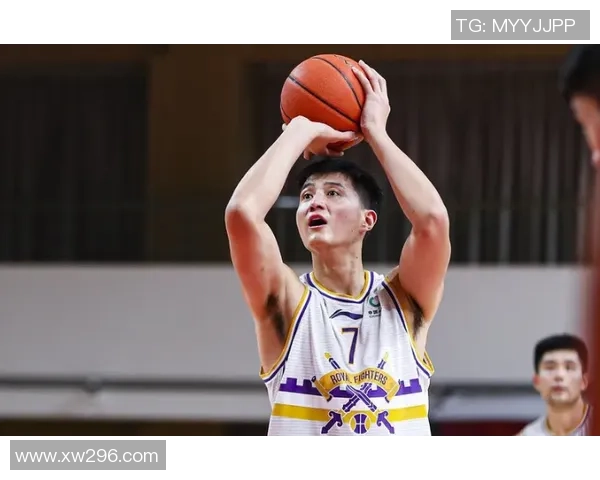 张庆鹏的篮球之路：从青涩少年到职业巨星的奋斗历程与心路历程